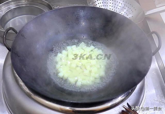 砂锅羊肉炖豆腐的家常做法窍门（东北砂锅炖豆腐的家常做法）-第8张图片