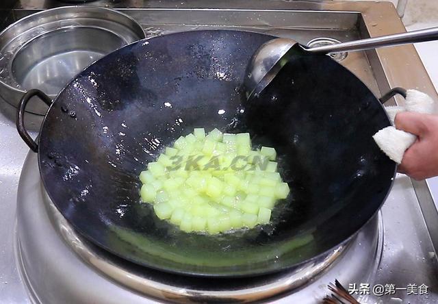 砂锅羊肉炖豆腐的家常做法窍门（东北砂锅炖豆腐的家常做法）-第9张图片